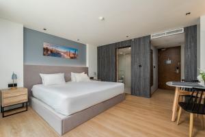 Postel nebo postele na pokoji v ubytování Stylish studio from the sea by IBG Property S1403 + 25 fotografií
