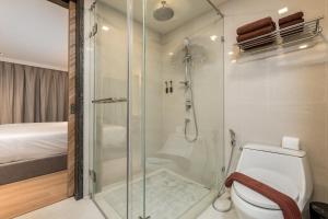 Koupelna v ubytování Stylish studio from the sea by IBG Property S1403
