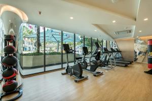 Fitness centrum a/nebo fitness zařízení v ubytování Stylish studio from the sea by IBG Property S1403