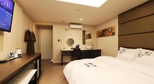 Yongin(Giheung) M7 Hotel客房内的一张或多张床位