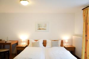 Postel nebo postele na pokoji v ubytování Hotel Blaue Traube