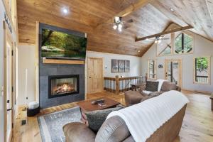 Χώρος καθιστικού στο Whiskey Woods - Newly built cabin with fireplace wifi and more