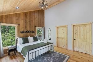 Ένα ή περισσότερα κρεβάτια σε δωμάτιο στο Whiskey Woods - Newly built cabin with fireplace wifi and more