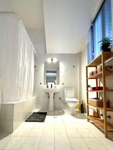 ein weißes Badezimmer mit Waschbecken und Toilette in der Unterkunft Vintage Home Kalamata - Your comfy choice in Kalamata