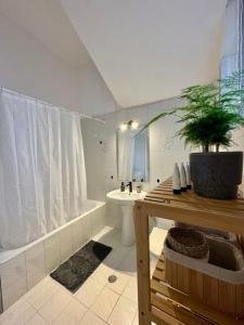 ein Badezimmer mit Badewanne, Toilette und Waschbecken in der Unterkunft Vintage Home Kalamata - Your comfy choice in Kalamata + 41 Fotos