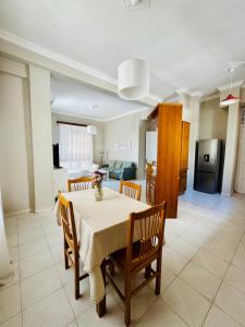 eine Küche und ein Esszimmer mit Tisch und Stühlen in der Unterkunft Vintage Home Kalamata - Your comfy choice in Kalamata