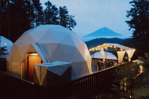 Nespecifikovaný výhled na hory nebo výhled na hory při pohledu z luxury tent