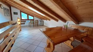 una grande stanza con un tavolo di legno in una cabina di Antico Fienile By Go new Location a Panchia
