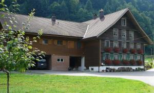 ein großes Haus mit einem davor geparkt in der Unterkunft B&B Hofstetter in Schachen