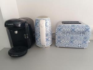 a toaster and a toaster sitting next to each other at Studio rénové avec terrasse ST RAPHAEL in Saint-Raphaël