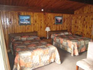 
A bed or beds in a room at The Cove Motel
