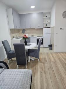 Una cocina y un comedor con mesa y sillas. en Miss LuX, en Mladenovac 4 fotos más