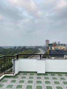Rõdu või terrass majutusasutuses Luxury Hanoi Hotel