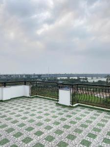 Rõdu või terrass majutusasutuses Luxury Hanoi Hotel