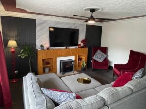 卡尔加里Merlot House的配有沙发和平板电视的客厅