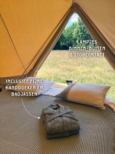 Gallery image of Boutique tent bij Laaken op Zand unieke plek in het groen met luxe bed in Vorden