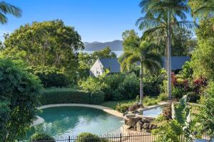 una piscina en un patio con árboles y una casa en Anchorage 6 & Free Buggy- Hamilton Island, en Hamilton Island