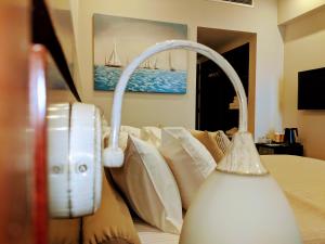 TV a/nebo společenská místnost v ubytování LEPANTO BEACH HOTEL