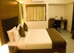 Palette The Royal Castle Resort Rajkot客房内的一张或多张床位