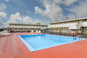 una gran piscina frente a un edificio en Alamo Inn & Suites, en Gillette