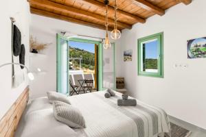 Postel nebo postele na pokoji v ubytování Lefkes View Villa + 37 fotografií