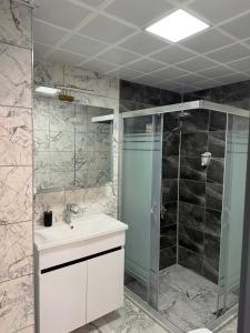 Ένα μπάνιο στο DNR SUiT OTEL