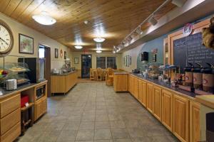 a fast food restaurant with a counter and a cafeteria at AmericInn by Wyndham Pequot Lakes in Pequot Lakes