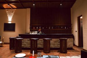 Un hombre sentado en un bar de un restaurante. en Mountain Lodges of Nepal - Dhampus, en Kāskī