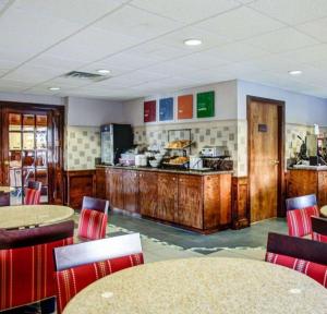 a restaurant with tables and chairs and a kitchen at Comfort Inn Bessemer Birmingham South in Bessemer