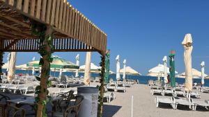 O vedere generală la mare sau o vedere la mare
luată din acest hotel