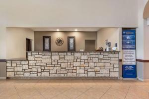 una hall con un bancone in pietra in un edificio di Best Western La Grange Inn & Suites a La Grange Altre 161 foto