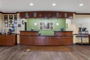 una zona de espera en una sala de hospital con en Comfort Inn & Suites, en Navasota