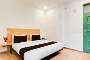 Postel nebo postele na pokoji v ubytování Collection O Sector 64 Near WorldMark Gurugram