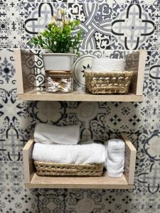 una mensola con asciugamani e una pianta su un muro di Beldi Chic à Sidi Ifni Confort Premium a Sidi Ifni Altre 37 foto