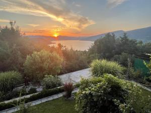 vistas a la puesta de sol desde el jardín en Garage, en Donji Milanovac