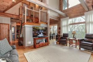 Televisyen dan/atau pusat hiburan di Elemental Bliss - Enjoy cookouts on the deck and peaceful valley views