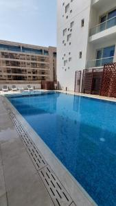 Bazén v ubytování Luxury 1BHK with Balcony - Muscat Hills nebo v jeho okolí