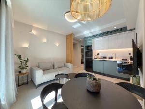 Η κουζίνα ή μικρή κουζίνα στο TWO ENTIRE APARTMENTS LIV Luxury Central A-B