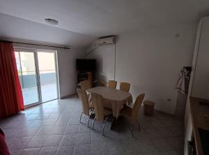 Televízia a/alebo spoločenská miestnosť v ubytovaní Apartment Kurelić
