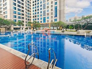 ジャカルタにあるLuxury 3BR Casa Grande Apt with Wi-Fi, Gym, Pool by 2ndHomeの高層ビルが立ち並ぶ都市の大型スイミングプール