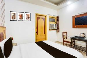 Μια τηλεόραση ή/και κέντρο ψυχαγωγίας στο Collection O Central Delhi Formerly Le Alfanso @ 3 Minutes Walk From NDLS Railway Station