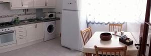 Apartamento Oliveiraにあるキッチンまたは簡易キッチン
