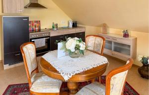 una cocina con una mesa con flores. en Lovely Apartment In Wismar With Wifi, en Wismar
