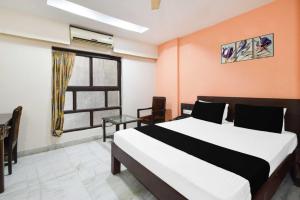 a bedroom with a bed and a window at Townhouse Secunderabad Near Railway Station Formerly Hotel Brahma in Hyderabad