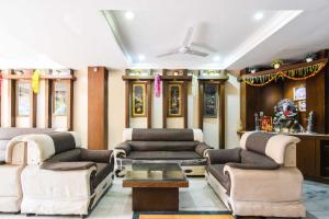 a living room with couches and a table at Townhouse Secunderabad Near Railway Station Formerly Hotel Brahma in Hyderabad