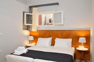 卡尼亞鎮的住宿－Elia Dorotheou，一间卧室配有两张床和两盏灯。