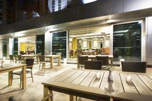 Un restaurante con mesas y sillas en un edificio. en Dedeman Park Gaziantep Oteli, en Gaziantep