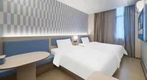Postel nebo postele na pokoji v ubytování Hanting Premium Hotel Shanghai Xizang Nan Road