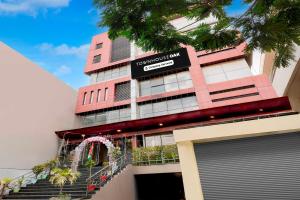ヴィシャカパトナムにあるCollection O Sankaramatam Road Diamond Parkの側面に看板がある建物