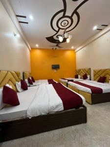 Postel nebo postele na pokoji v ubytování nice stay - A Group Of Comfort Stay LLP vedas